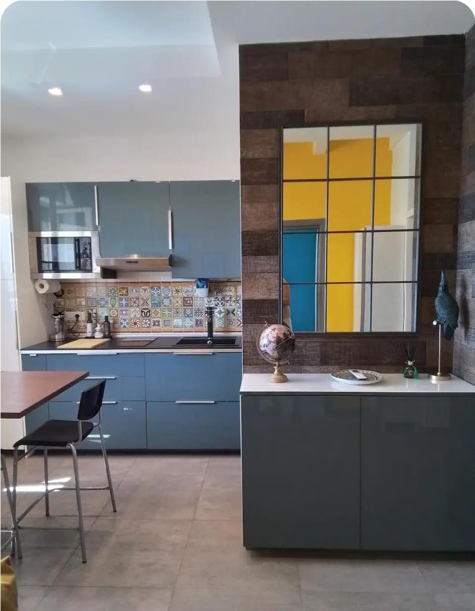 Urban Apartment *